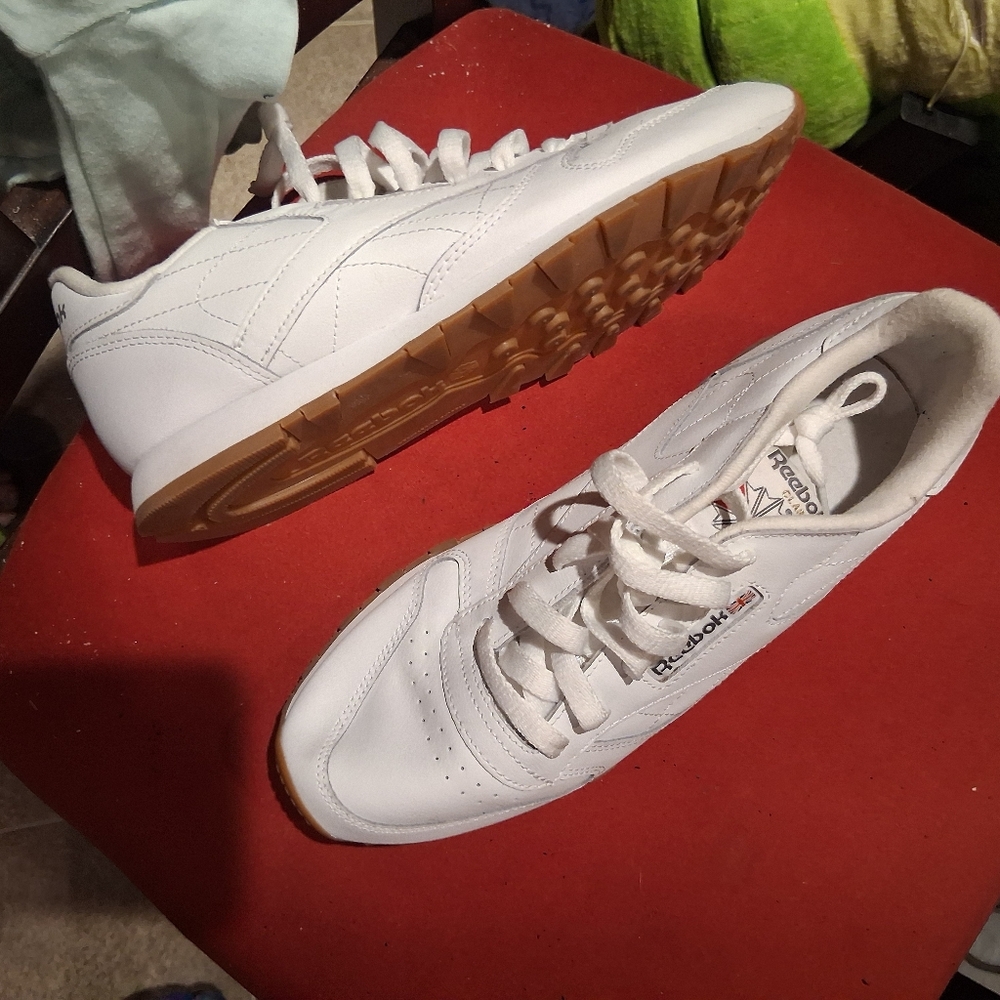 New Reebok classic running shoes